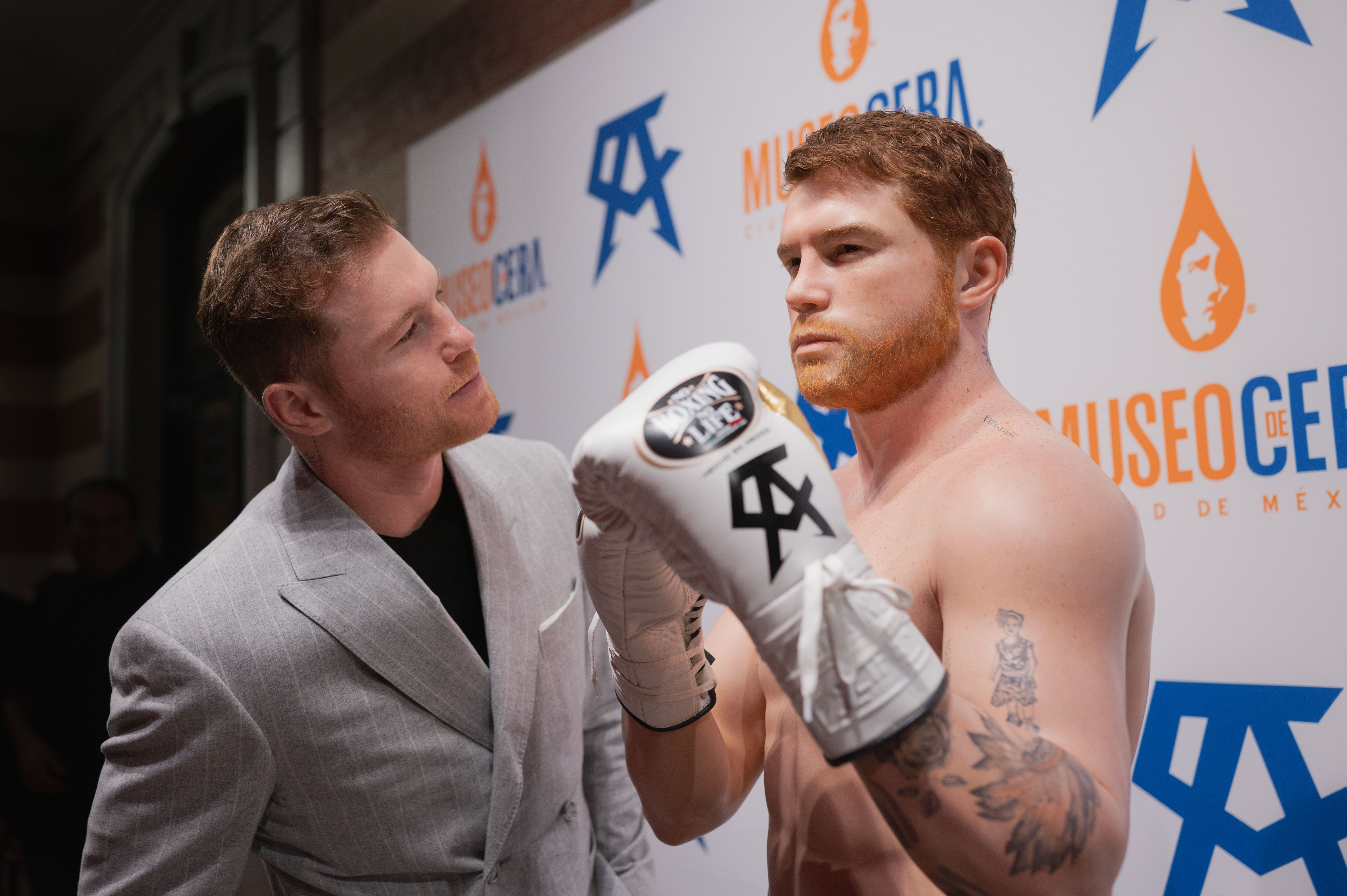 Canelo Álvarez admirando su figura de en el Museo de Cera